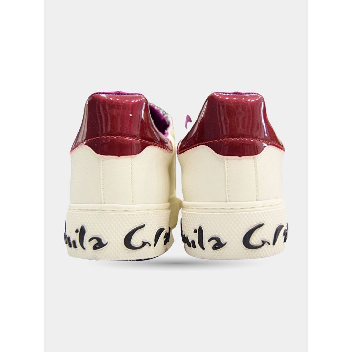 Retro delle sneakers con tallone bordeaux lucido e scritta sulla suola