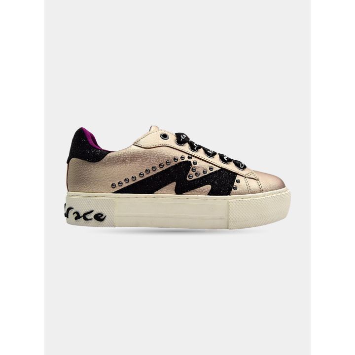 Sneakers Manila Grace oro rosa con M in glitter nero e borchie, lato