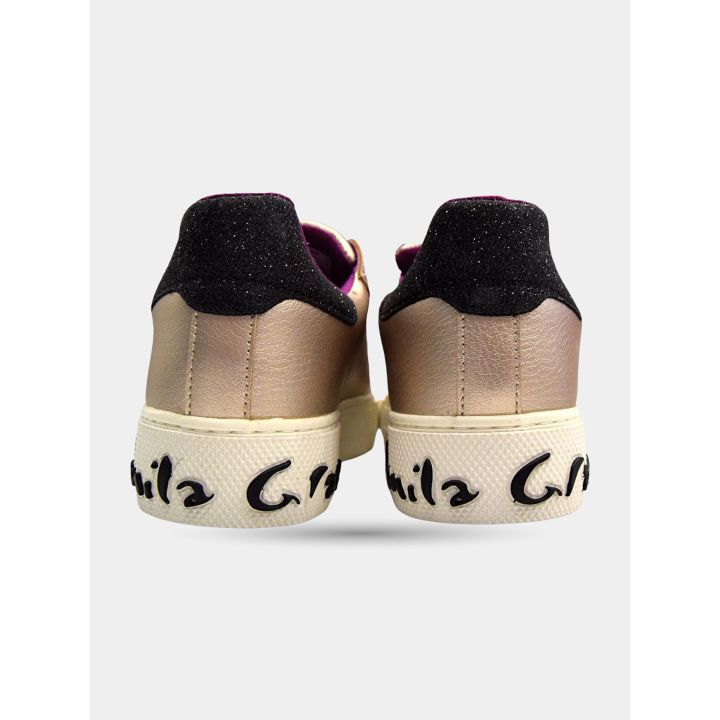 Retro delle sneakers oro rosa con tallone glitter e scritta sulla suola
