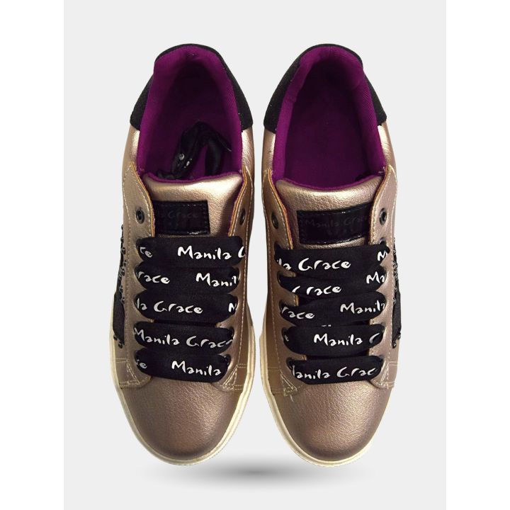 Sneakers oro rosa viste dall'alto con lacci neri logati