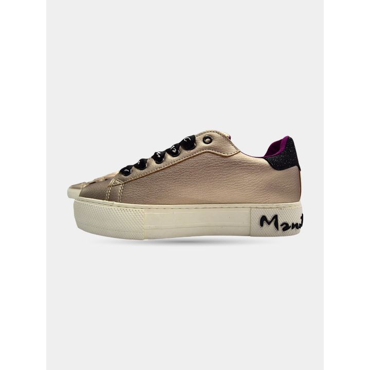 Lato interno della sneaker oro rosa con il logo sulla suola