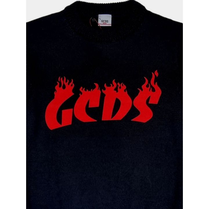 Dettaglio del logo GCDS rosso con le lettere a forma di fiamma