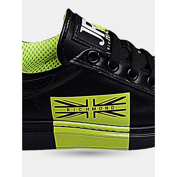 Dettaglio della patch verde fluo con bandiera e scritta Richmond