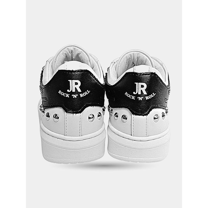 Le due sneakers bianche John Richmond viste da dietro, con le borchie sul tallone