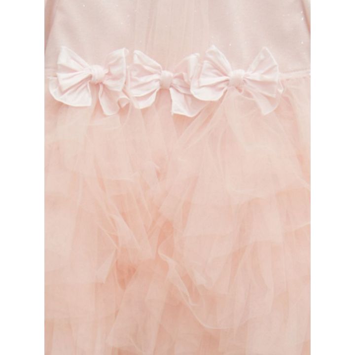 Dettaglio dei tre fiocchetti e delle balze di tulle rosa