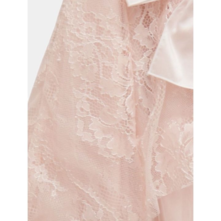 Dettaglio del pizzo rosa e degli strati della gonna