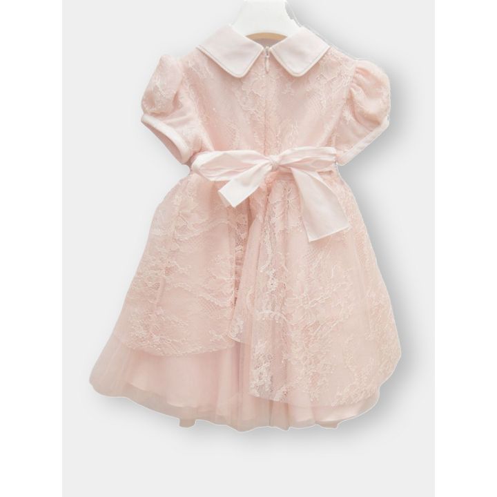 Retro dell'abito in pizzo rosa con il fiocco annodato in vita