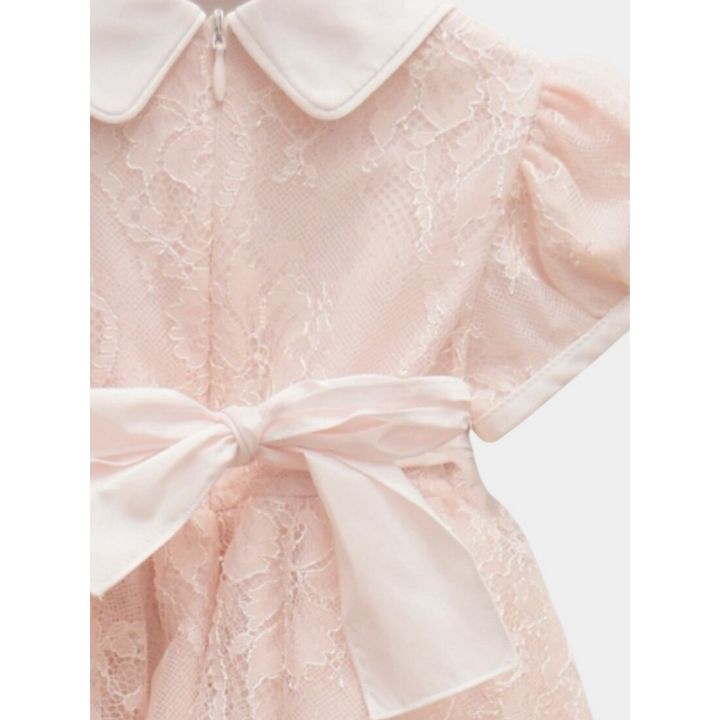 Dettaglio del retro con colletto, zip e fiocco rosa