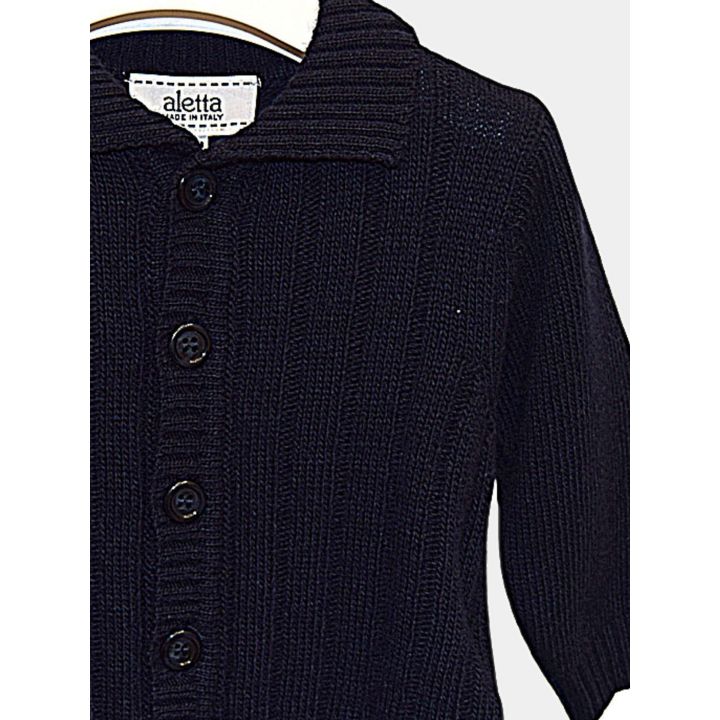 Dettaglio del colletto in maglia e dei bottoni del cardigan blu