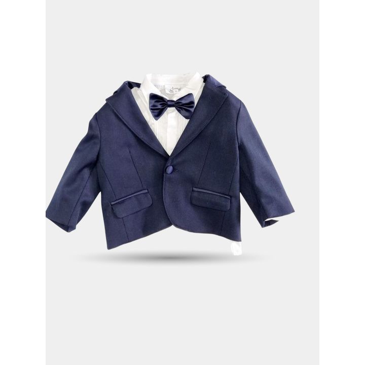 Giacca blu a un bottone con camicia bianca e papillon, vista frontale