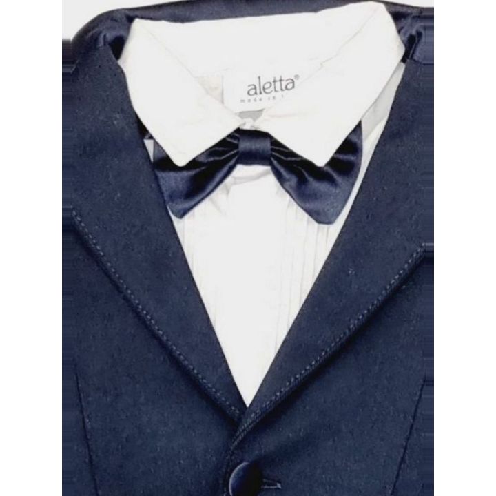 Dettaglio del colletto della camicia e del papillon blu lucido