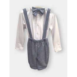 Abito da cerimonia Aletta con salopette blu a quadrettini, camicia bianca e papillon, vista frontale