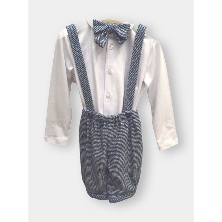 Abito da cerimonia Aletta con salopette blu a quadrettini, camicia bianca e papillon, vista frontale