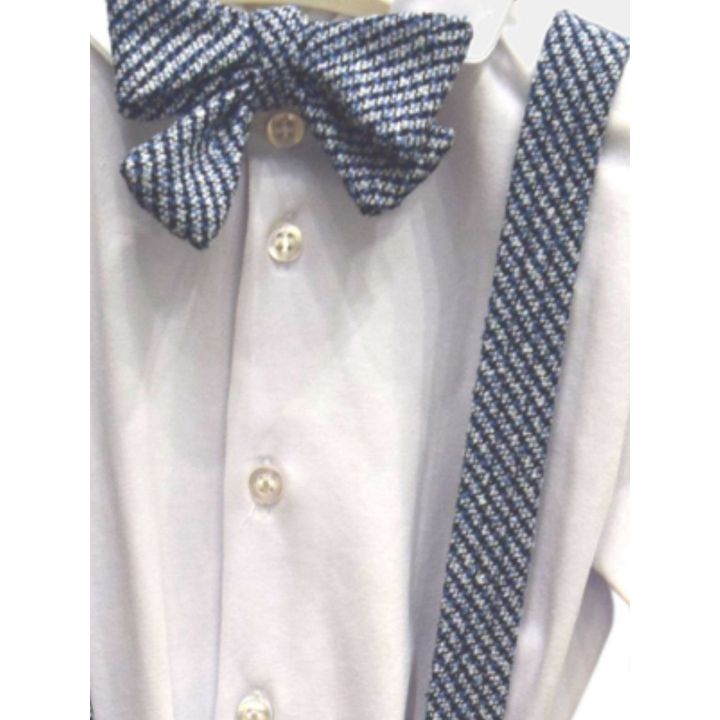 Primo piano del papillon blu e bianco sopra i bottoni della camicia