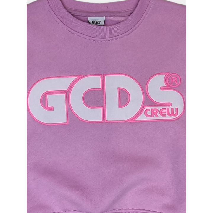 Dettaglio del maxi logo GCDS Crew bianco con il bordo rosa