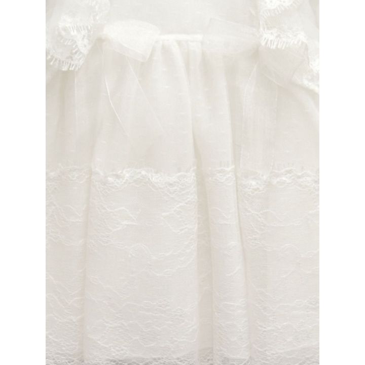 Dettaglio della gonna in tulle plumetis con le fasce di pizzo