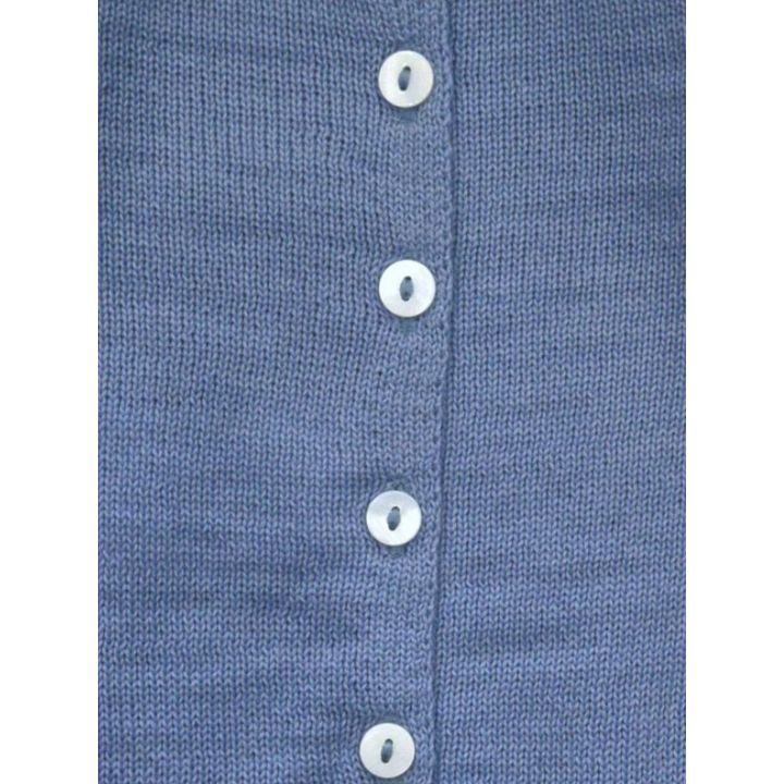 Primo piano dei bottoni panna sul retro della tutina in maglia