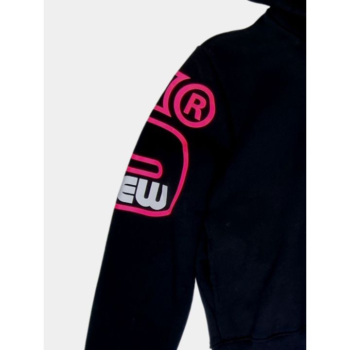 Dettaglio della manica con il logo GCDS Crew fucsia a lettere vuote