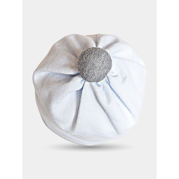 Cappellino azzurro visto dall'alto con la pallina grigia al centro