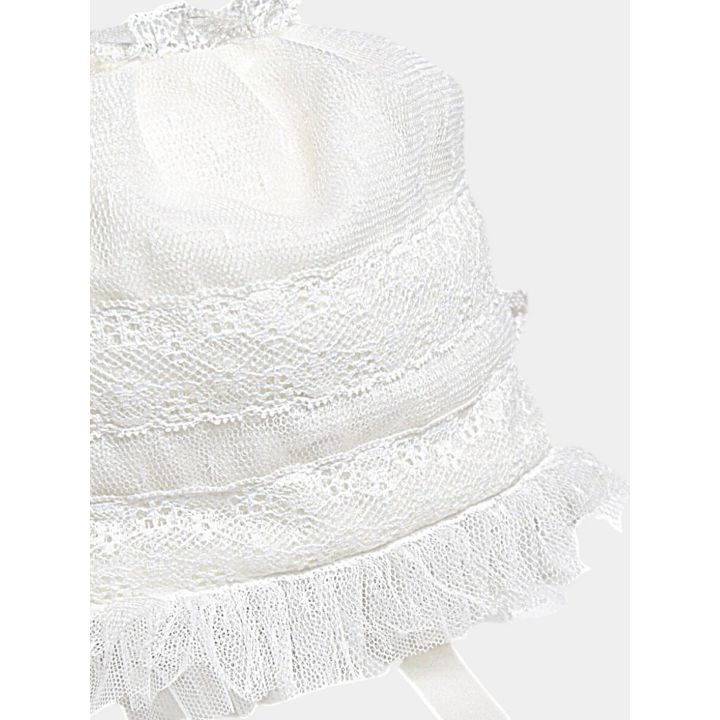 Dettaglio delle fasce di pizzo e della balza di tulle arricciata