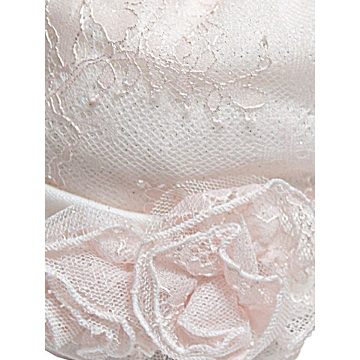 Dettaglio delle rose di tulle rosa sul risvolto panna