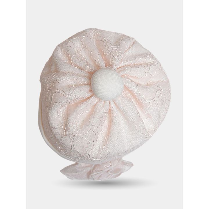 Cappellino in pizzo rosa visto dall'alto con bottoncino panna