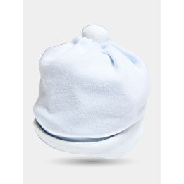 Cappello nascita Aletta azzurro con bordo risvoltato e bottoncino panna, vista frontale