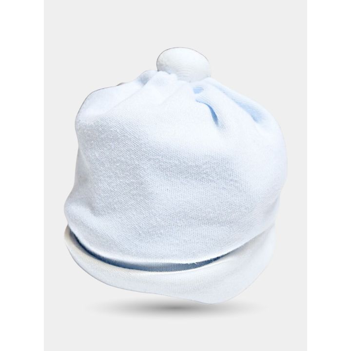 Cappello nascita Aletta azzurro con bordo risvoltato e bottoncino panna, vista frontale