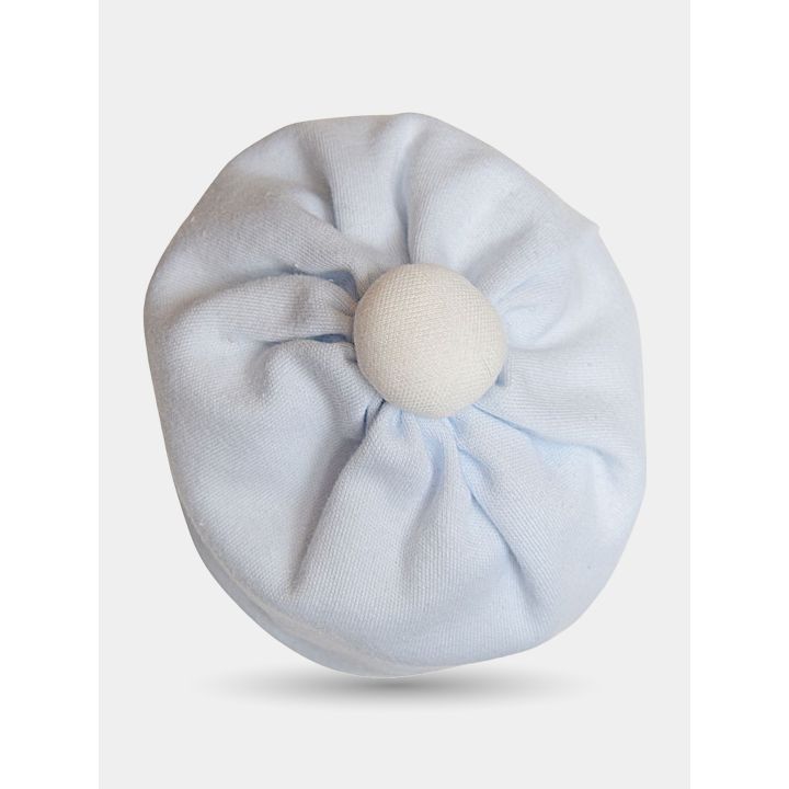 Cappellino azzurro Aletta visto dall'alto con arricciatura e bottoncino panna