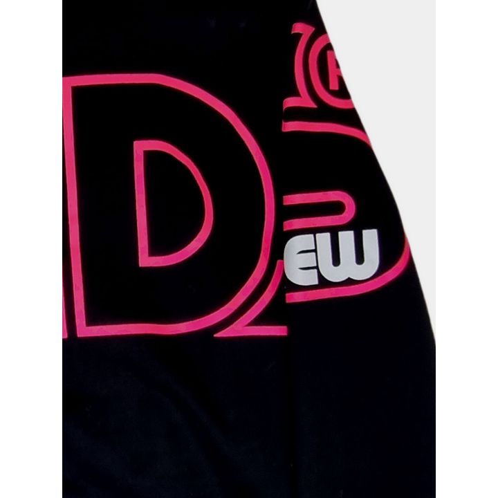 Dettaglio del logo fucsia e della scritta Crew bianca sulla manica