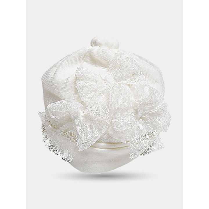 Cappellino neonata Aletta panna con fiocchi di pizzo, vista frontale