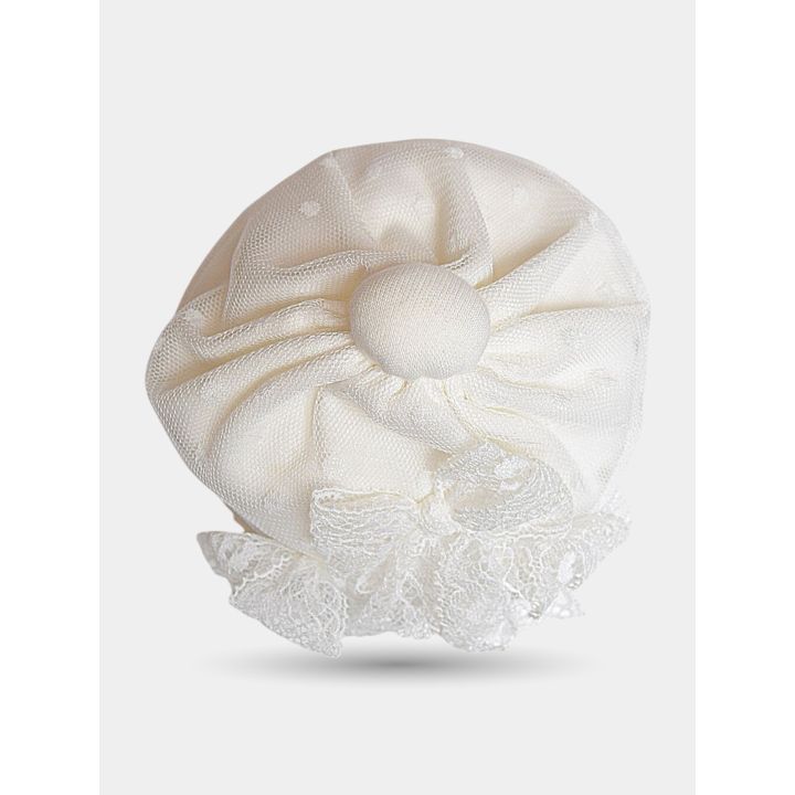 Cappellino panna visto dall'alto con il tulle raccolto e la pallina