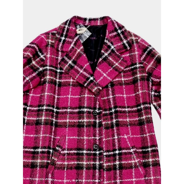 Dettaglio del collo a revers e dei bottoni del cappotto a quadri rosa
