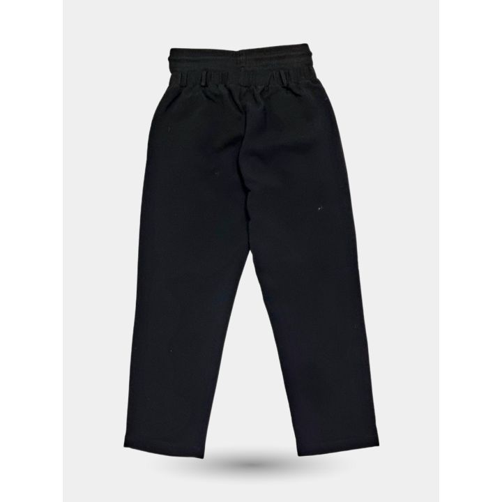 Retro dei pantaloni neri con vita alta elastica