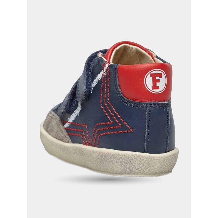 Retro delle sneakers blu con talloncino rosso e la F