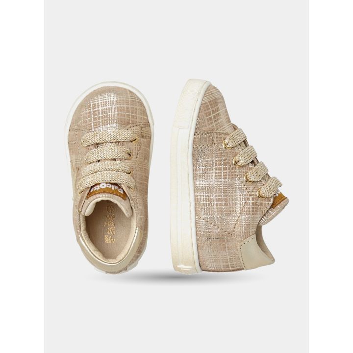 Sneakers oro Falcotto viste dall'alto e di lato con lacci dorati