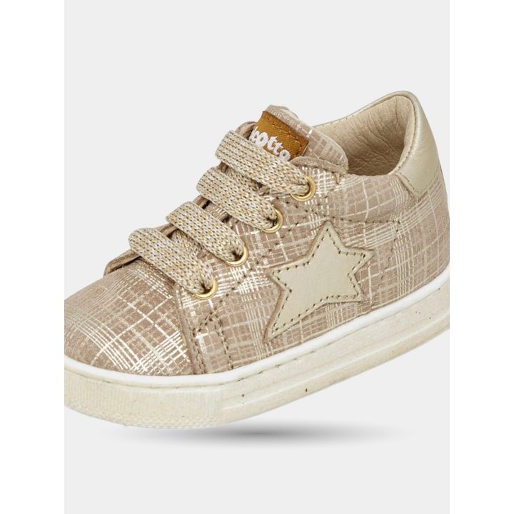 Dettaglio della stella dorata e dei lacci sulle sneakers tartan