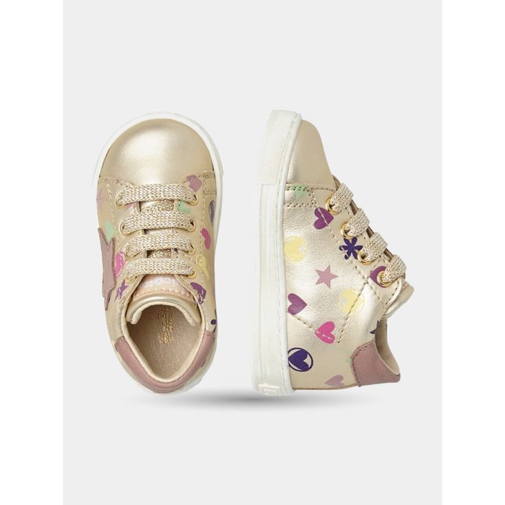 Sneakers oro a cuori viste dall'alto e di lato con lacci dorati