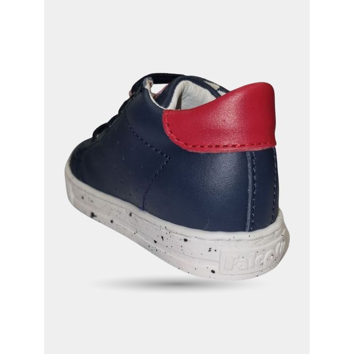 Retro delle sneakers blu con talloncino rosso e suola puntinata