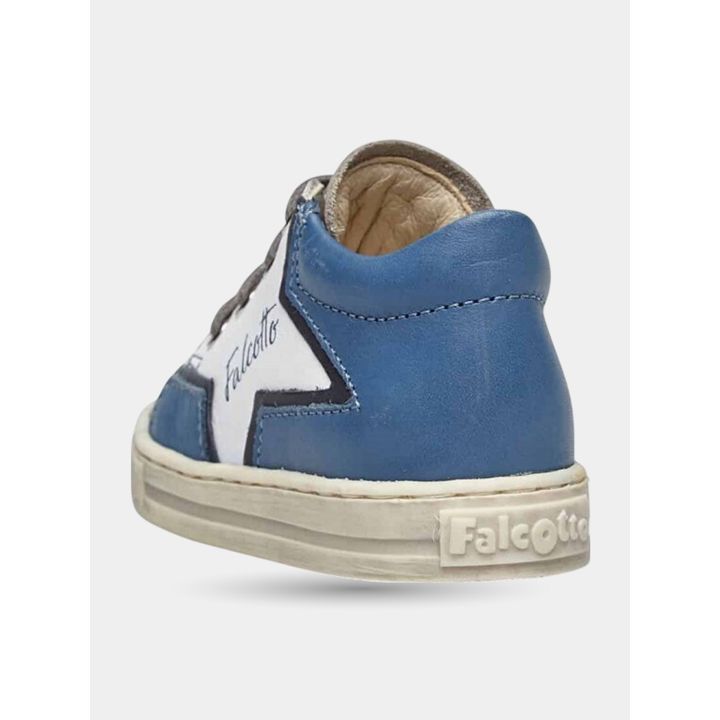 Retro delle sneakers blu con stella bianca e logo sul tallone