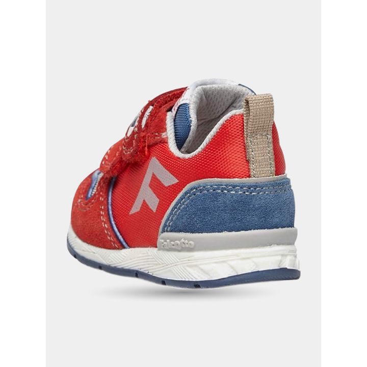 Retro delle sneakers rosse con tallone in suede blu