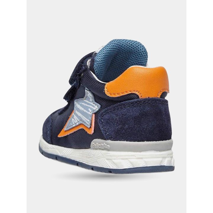 Retro delle sneakers blu con talloncino arancione