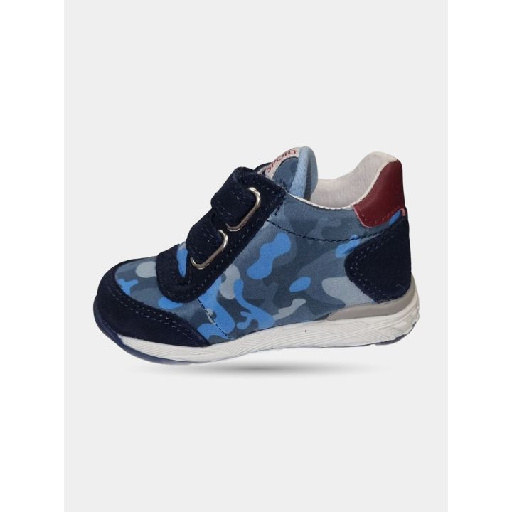 Sneakers camouflage blu viste dal lato interno con due strappi