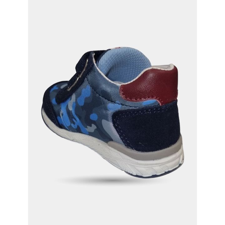 Retro delle sneakers camouflage con talloncino bordeaux