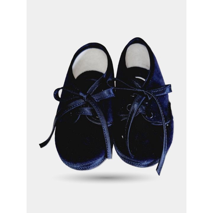 Coppia di scarpe blu da neonato vista di fronte con lacci lucidi