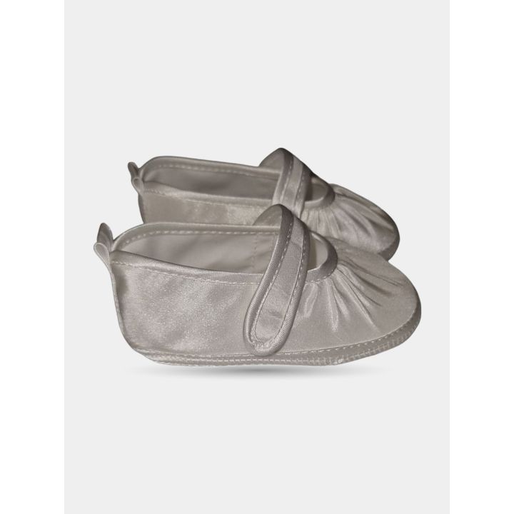 Scarpine bianche lucide viste di lato con il cinturino a strappo