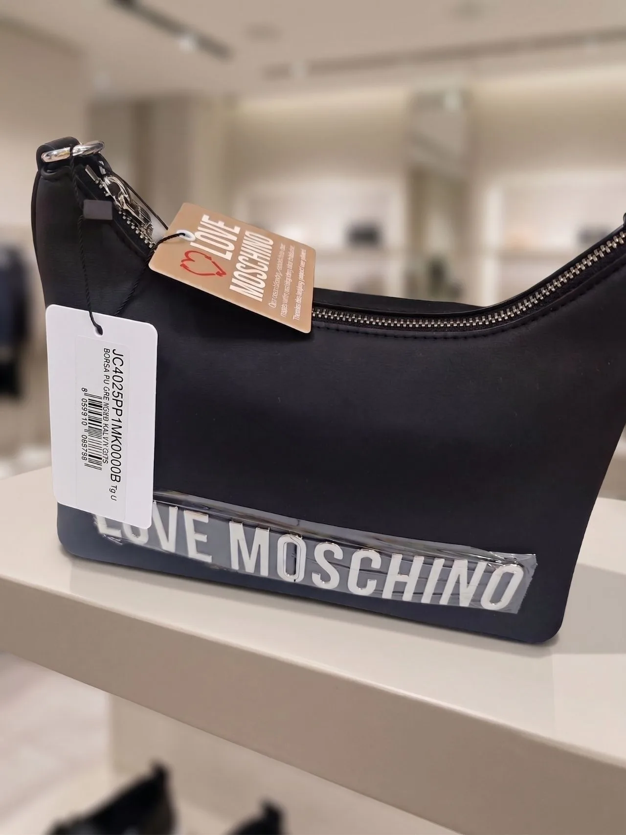 Cartellino Love Moschino con codice modello JC4025, dicitura BORSA PU, taglia U e barcode