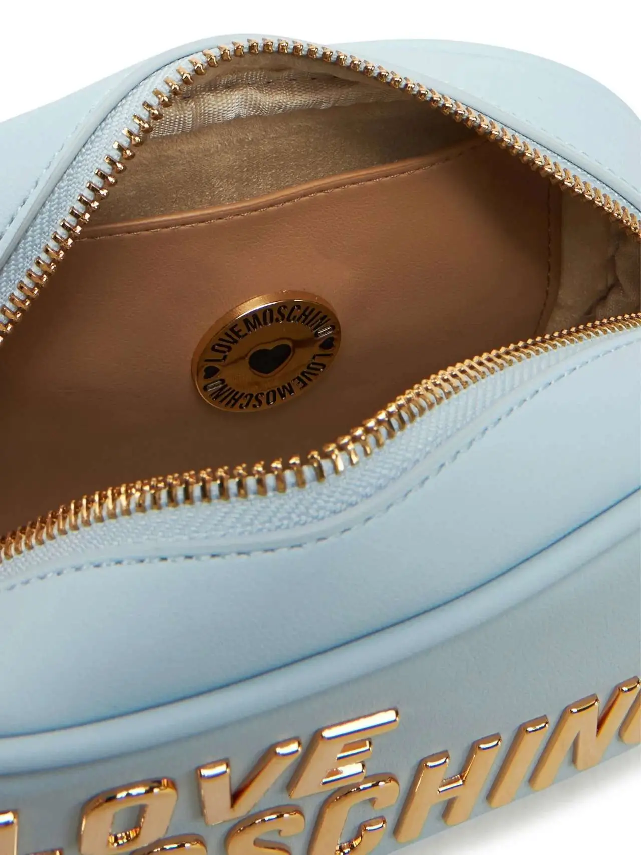 Interno della camera bag Love Moschino azzurra: fodera scamosciata beige, placca rotonda in metallo dorato con scritta LOVE MOSCHINO e cuore