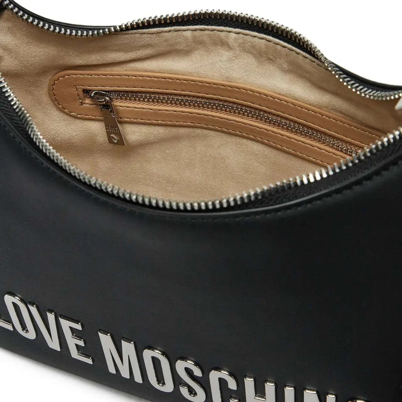 Interno della hobo Love Moschino nera: fodera scamosciata beige, tasca con zip bordata in ecopelle e lettering in metallo argento